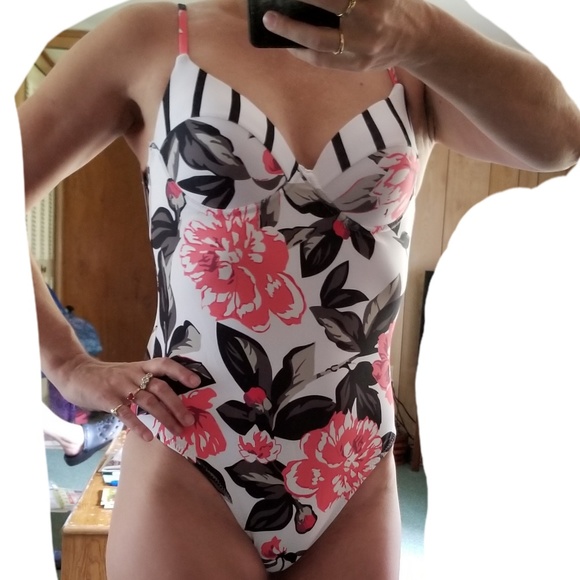 LAST 1**sz M White Floral 1 piece - Picture 3 of 7